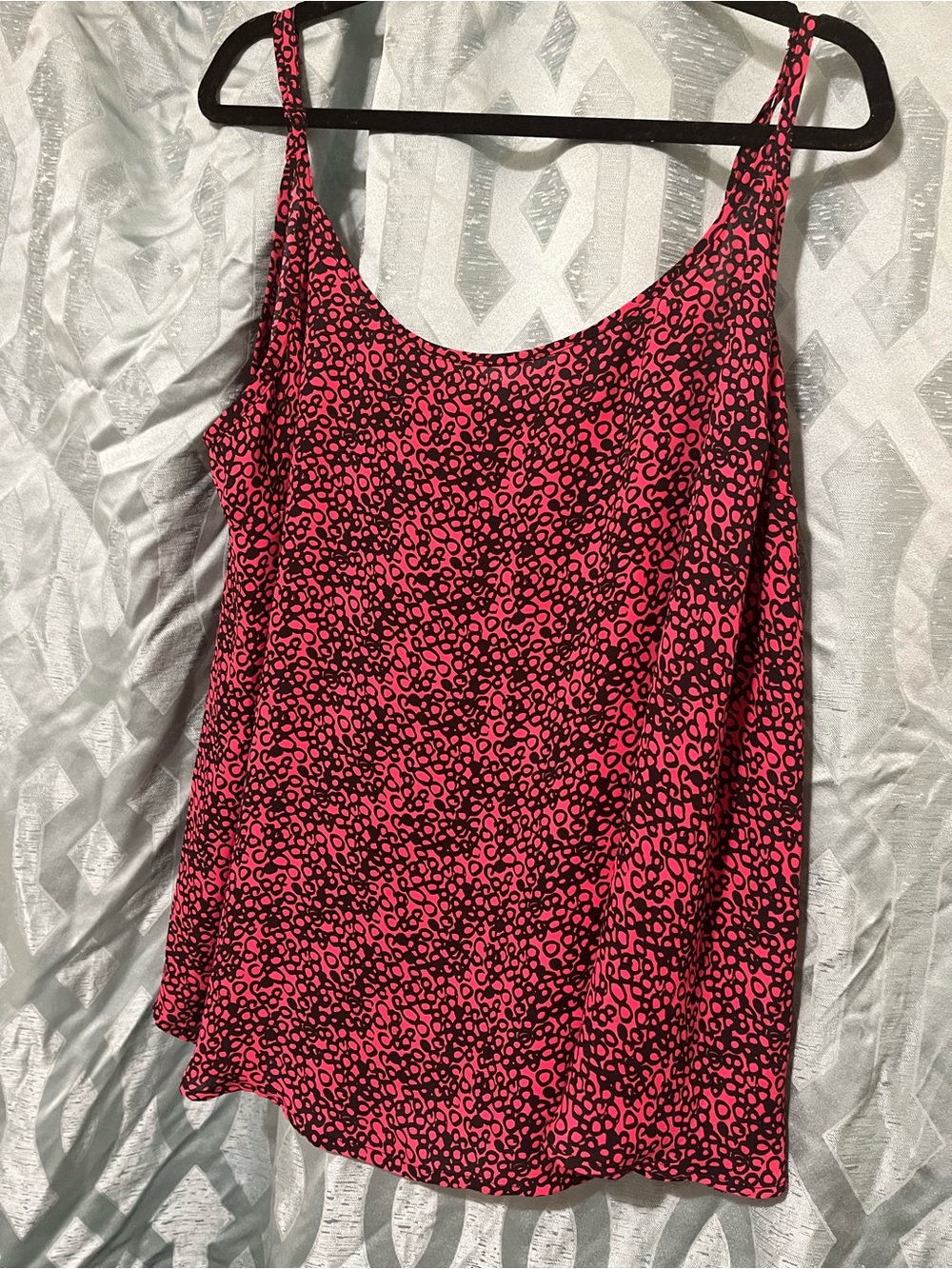 Women’s Pink Leopard Print Tank Top Size 2X top.
